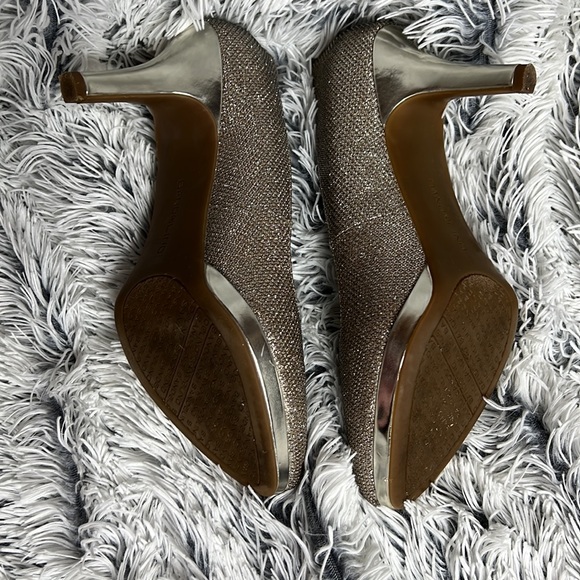 Bandolino Sz 7 1/2M Gold Sparkling Heels - Picture 9 of 9